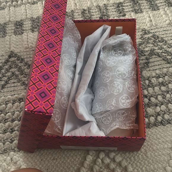 TORY BURCH SIZE 9 WOMENS LIGHT BEIGE MONOGRAM TRAINERS - Picture 11 of 11